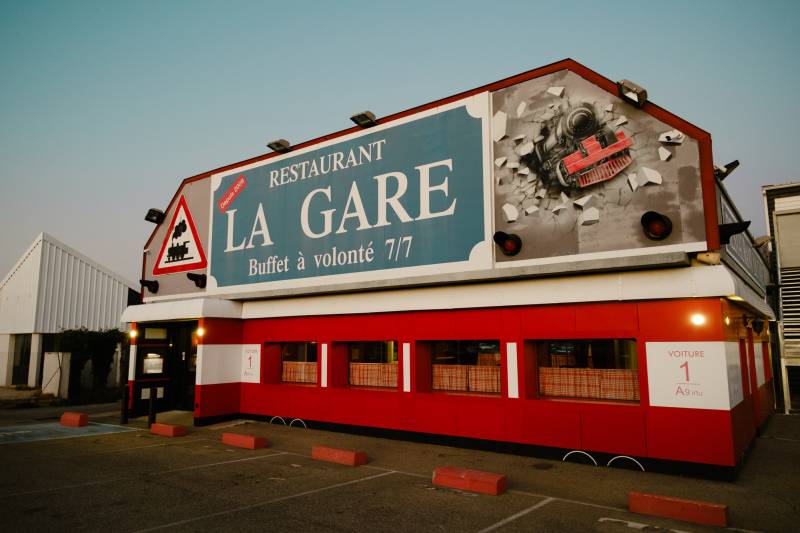 Façade du restaurant La Gare au Pontet en forme de wagon de train